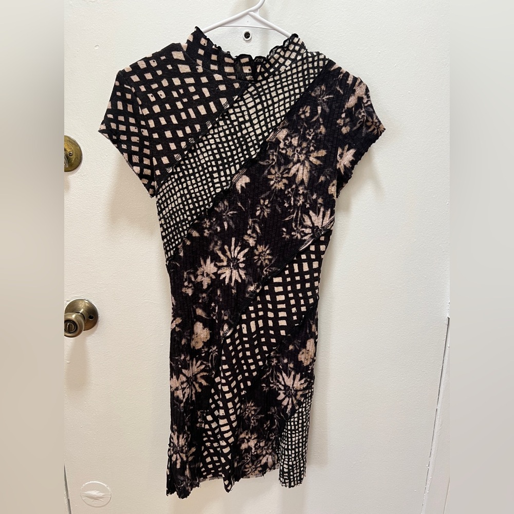 URBAN OUTFITTERS black pattern bodycon mini dress